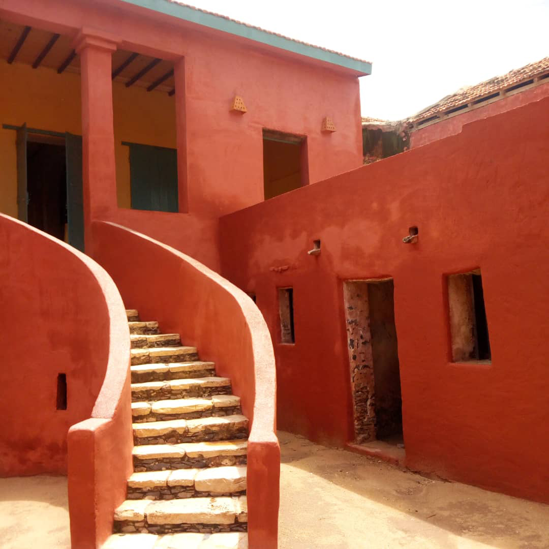 Escalier monumental restauré de la Maison des Esclaves sur l’île de Gorée