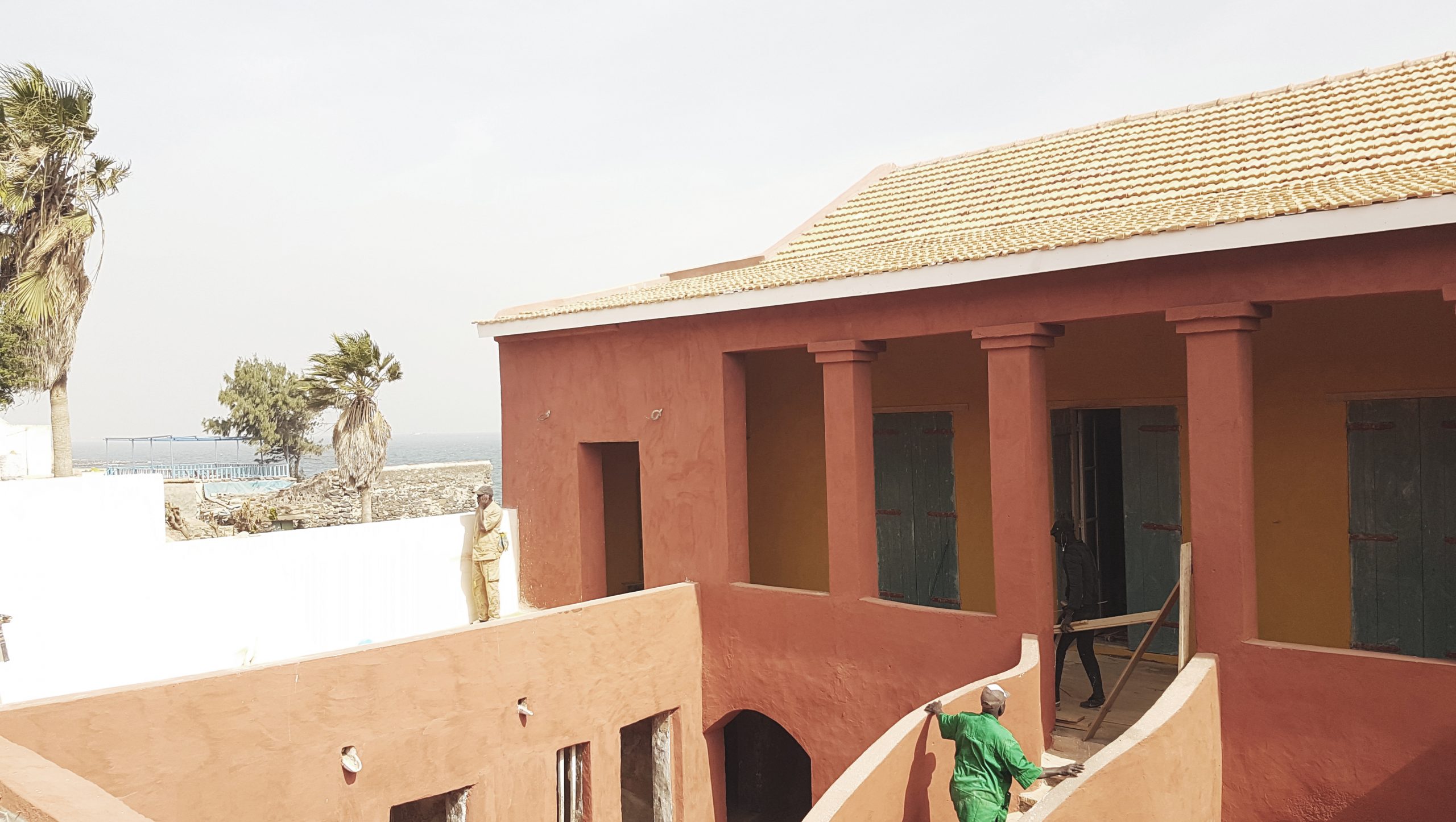 Façade en bord de mer de la Maison des Esclaves en cours de réhabilitation